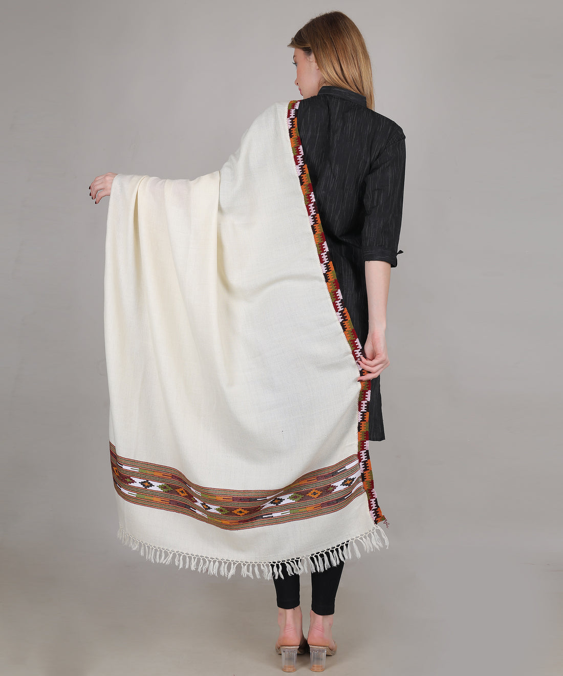 Traditional Kullu Handloom Off-White Shawl– Embroidered One Patti Pure Woollen Wrap with Elegant Kullu Weaving Design